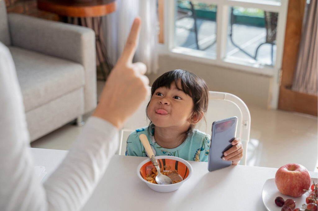 Manchmal tauchen im Familienalltag Fragen zur Erziehung auf oder es entstehen Situationen, in denen Sie unsicher sind, wie es weitergehen kann. Im Familienbüro stehen wir Ihnen dabei unterstützend zur Seite. Wir beraten Sie persönlich zu Ihren Anliegen, helfen dabei, passende Angebote zu finden und vermitteln bei Bedarf an geeignete Fachstellen weiter. Gemeinsam schauen wir, welche Unterstützung für Sie und Ihr Kind sinnvoll ist, damit Sie sich gut begleitet und nicht allein gelassen fühlen. Neben unserer Beratung gibt es im Bezirk weitere Angebote und Anlaufstellen, die Familien in unterschiedlichen Situationen unterstützen und ergänzend zur Seite stehen.